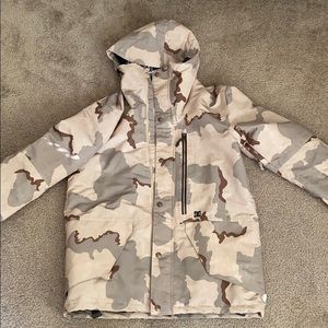 DC Outlier Snow Jacket in Camo. Size Medium.